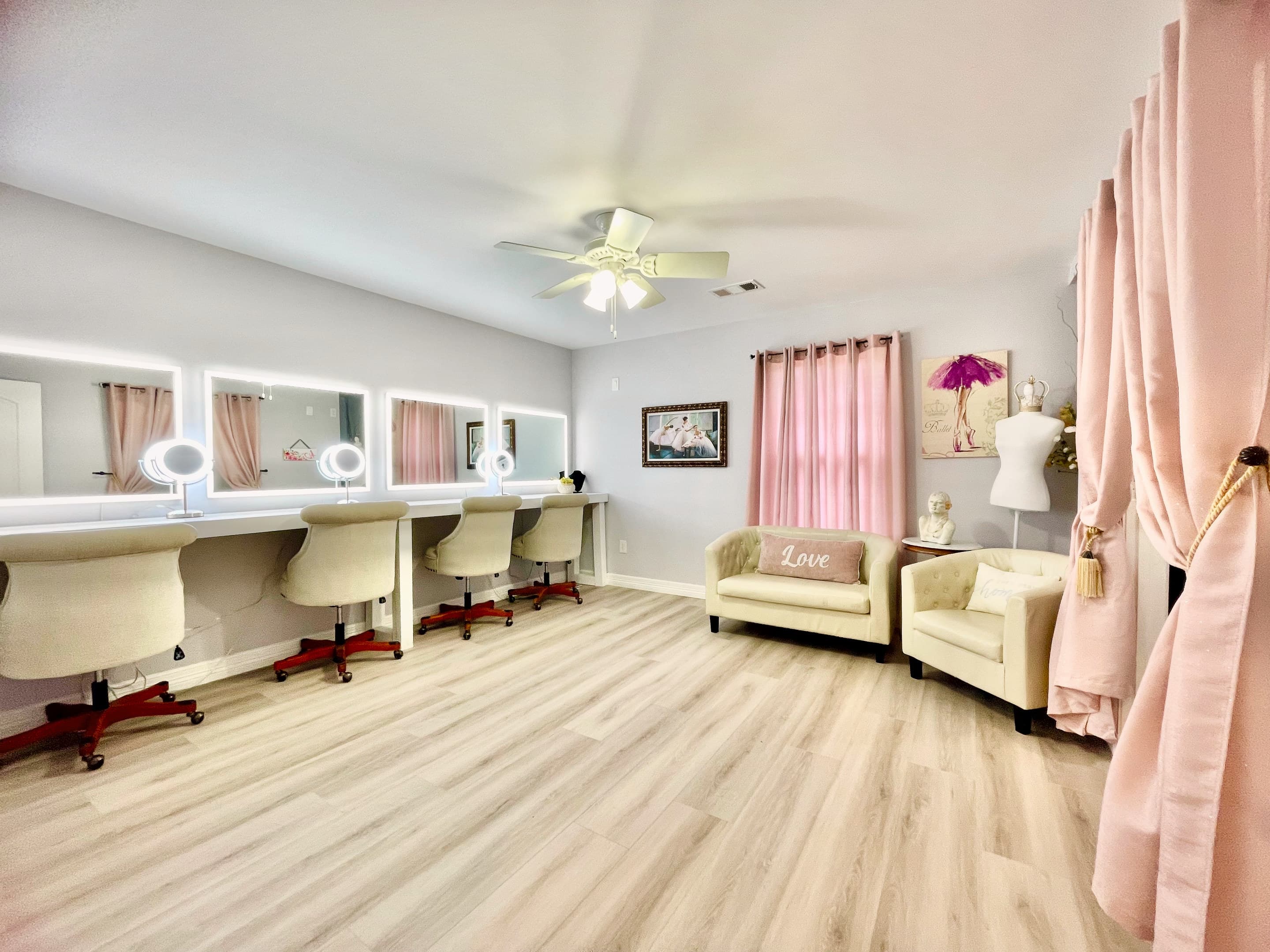 A cream loveseat and armchairs in the bridal suite lounge